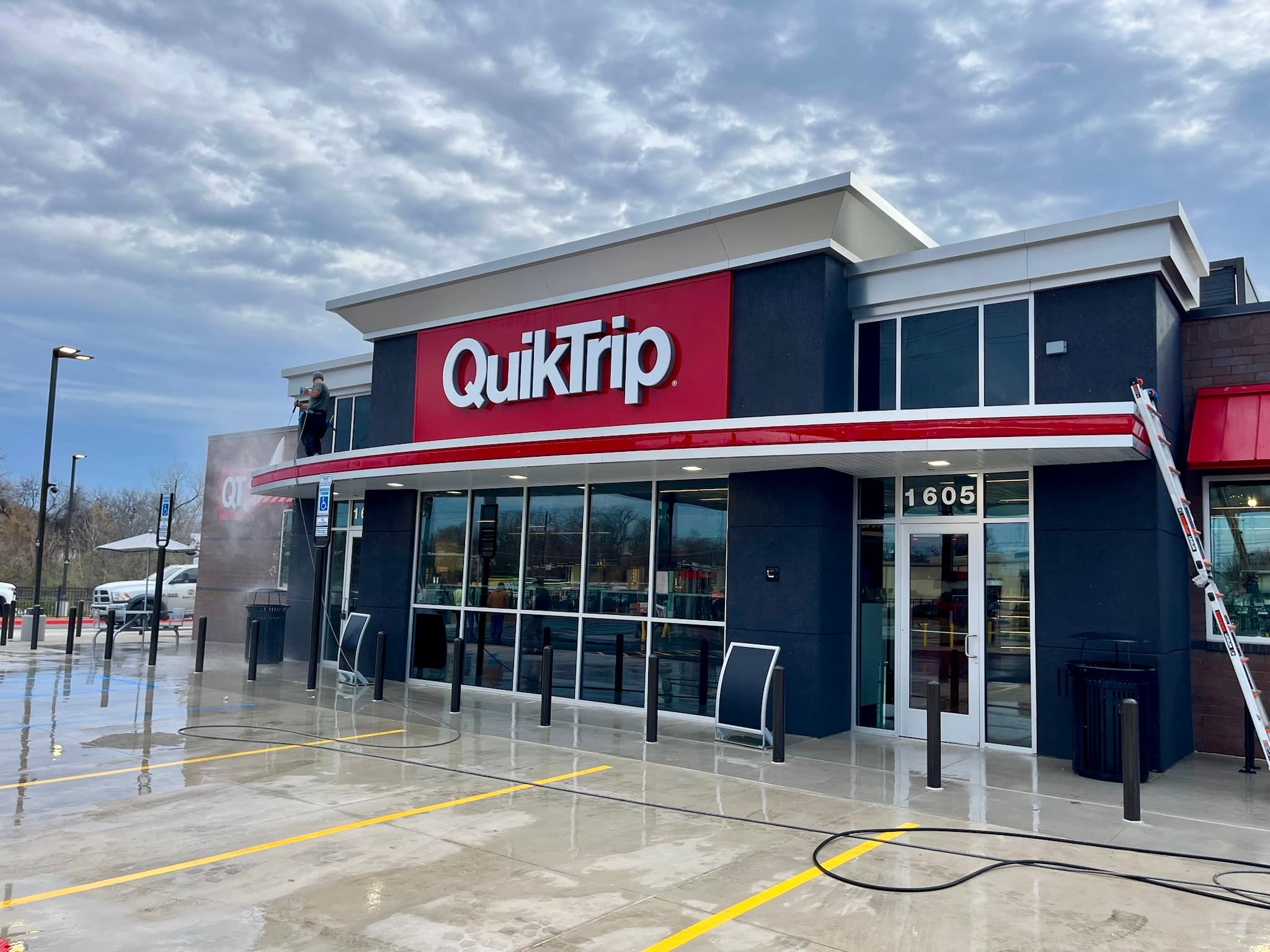 QuikTrip Store Exterior Cleaning